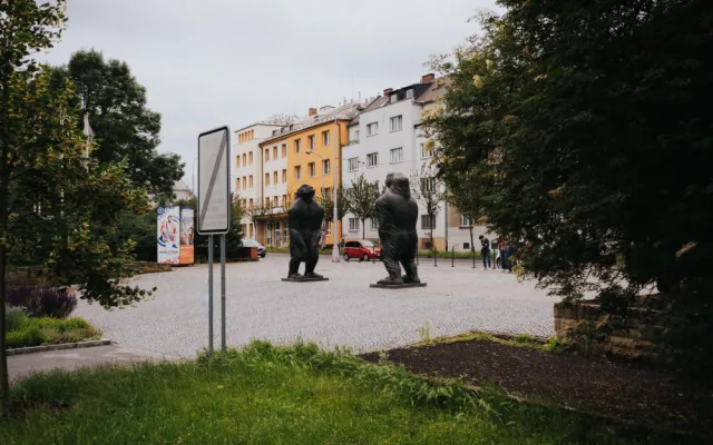 FOTO: Velké bronzové sochy lidoopů už stojí na svém místě u Rudolfovy aleje. Váží tři čtvrtě tuny
