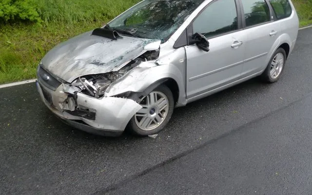 Senior nezvládl v rychlosti zatáčku a po nárazu do protijedoucího auta skončil na boku
