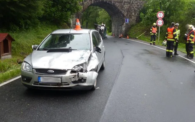 Senior nezvládl v rychlosti zatáčku a po nárazu do protijedoucího auta skončil na boku