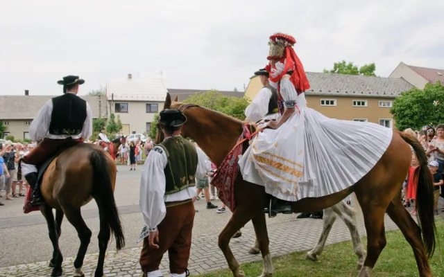 První červencový víkend nabídně Jízdu králů v Doloplazech. Bude krojované mše i koncerty