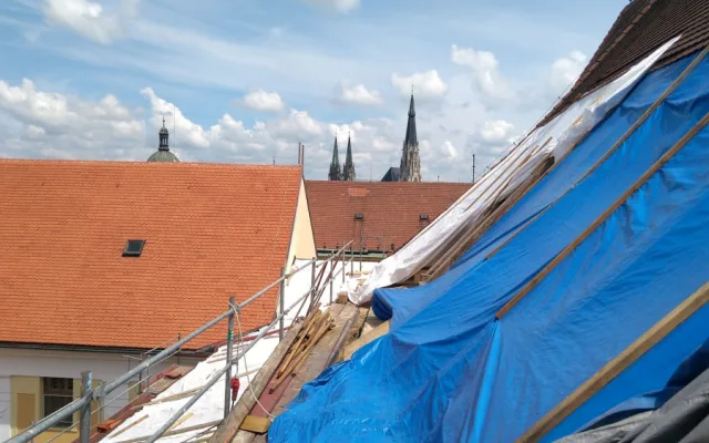 FOTO: Vlastivědné muzeum v Olomouci pokračuje s rozsáhlou opravou střechy