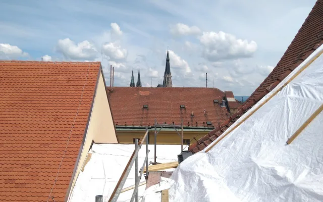 FOTO: Vlastivědné muzeum v Olomouci pokračuje s rozsáhlou opravou střechy