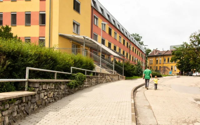 Olomoucká fakultní nemocnice vybudovala chodníky za čtyři miliony korun