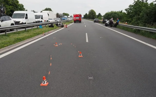 Řidič Octavie srazil na dálnici jednasedmdesátiletého motorkáře. Na místo letěl vrtulník