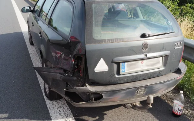 Řidič Octavie srazil na dálnici jednasedmdesátiletého motorkáře. Na místo letěl vrtulník