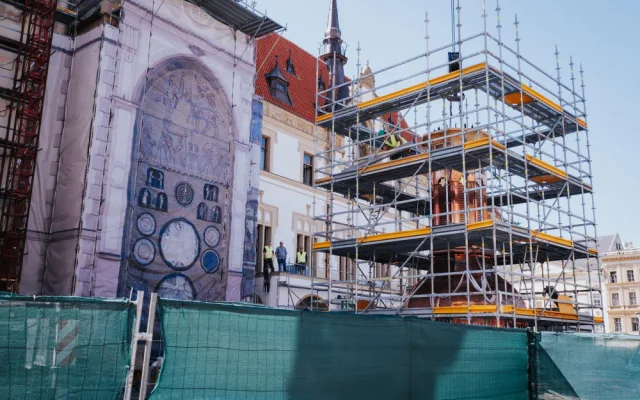 FOTO/VIDEO: Jeřáb dnes na olomouckou radnici vyzvedl prostřední část opravené věže