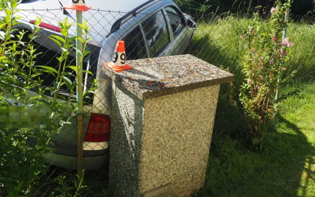 Opilý řidič Octavie v pondělí ráno kličkoval od plotu ke plotu. Nadýchal ještě skoro jedno a půl promile
