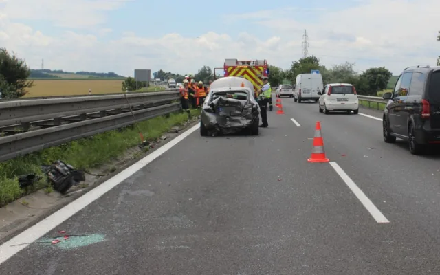 Senior si na dálnici spletl pedály a vrazil do auta stojícího v koloně. Způsobil škodu téměř půl milionu