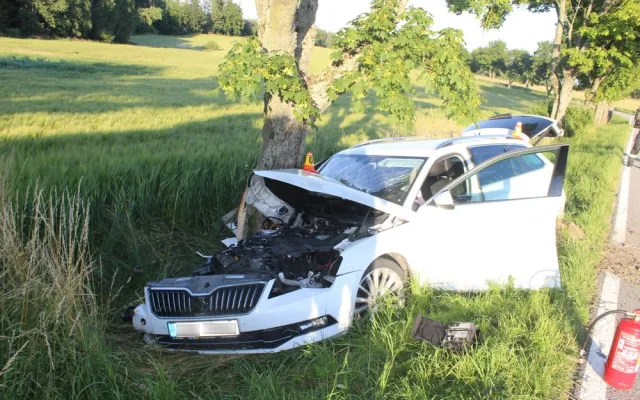 Řidič Superbu v mikrospánku narazil do stromu. On i pětileté dítě museli být letecky transportováni do nemocnice