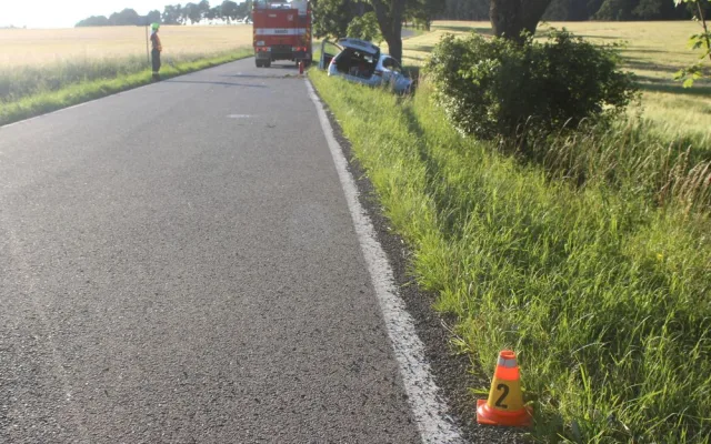 Řidič Superbu v mikrospánku narazil do stromu. On i pětileté dítě museli být letecky transportováni do nemocnice