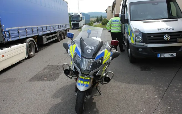 Dálniční policisté kontrolovali u Přáslavic nákladní vozidla. Zjistili 19 přestupků u 25 řidičů