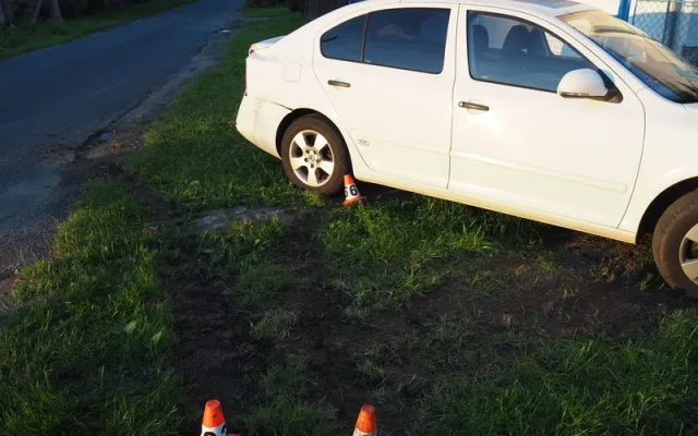 Mladý opílý řidič bez řidičáku boural s traktorem. Zranil ženu s dítětem v kočárku