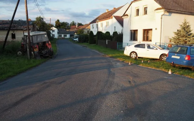 Mladý opílý řidič bez řidičáku boural s traktorem. Zranil ženu s dítětem v kočárku