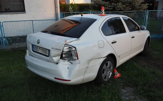 Mladý opílý řidič bez řidičáku boural s traktorem. Zranil ženu s dítětem v kočárku
