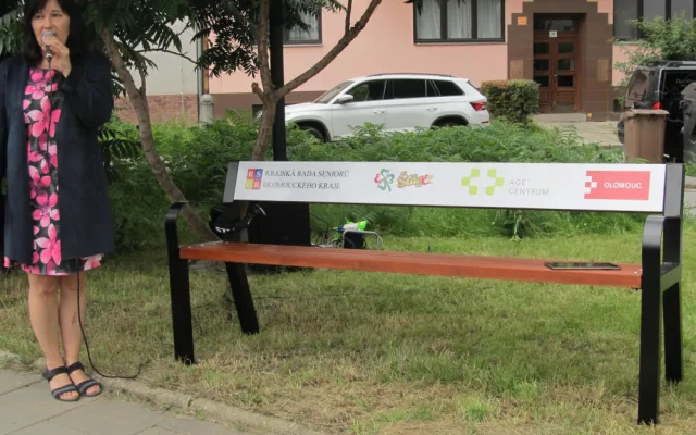 Olomoucké AGE Centrum instalovalo na Šibeníku vyvýšenou lavičku