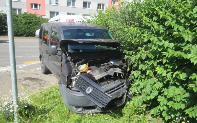 Řidič dodávky nedal při vyjíždění z parkoviště přednost projíždějícímu autobusu