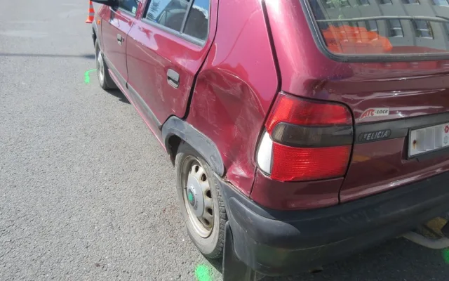 Řidič dodávky nedal při vyjíždění z parkoviště přednost projíždějícímu autobusu