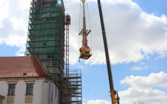 FOTO: Na radniční věž v Olomouci se vrátila její špice i s časovou schránkou
