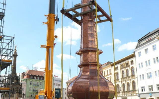 FOTO: Na radniční věž v Olomouci se vrátila její špice i s časovou schránkou