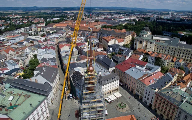 FOTO: Na radniční věž v Olomouci se vrátila její špice i s časovou schránkou