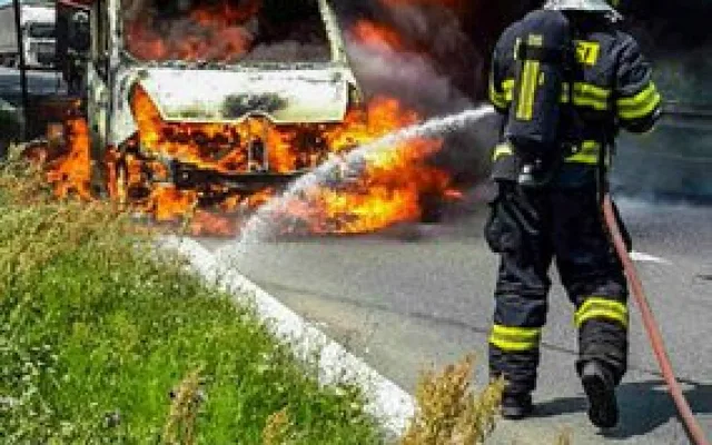 AKTUÁLNĚ: Na dálnici u Křelova hoří dodávka