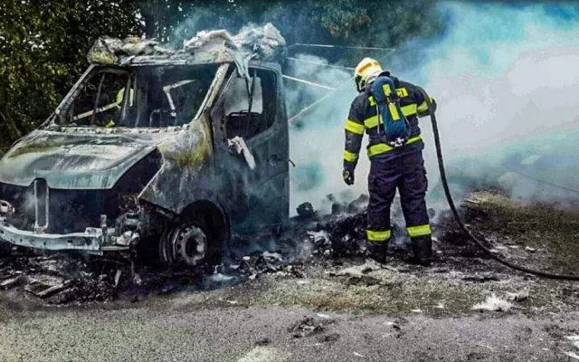 AKTUÁLNĚ: Na dálnici u Křelova hoří dodávka