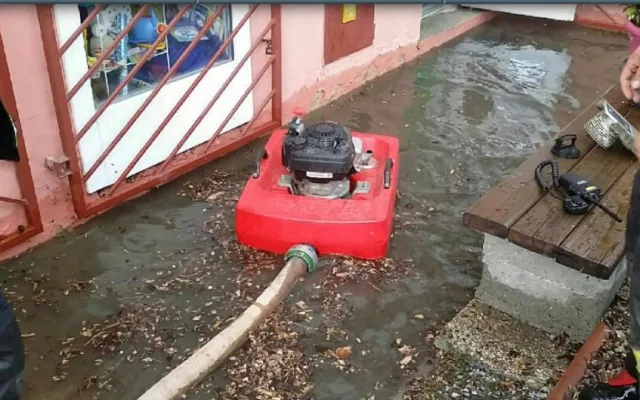 Po pondělní intenzivní bouřce museli hasiči pomáhat u několika zatopených sklepů