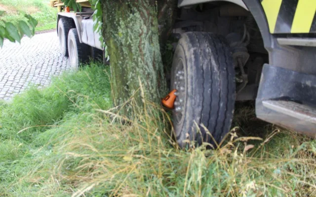 FOTO: Řidič s náklaďákem havaroval do stromu. Škoda je vyčíslena na 100 tisíc korun