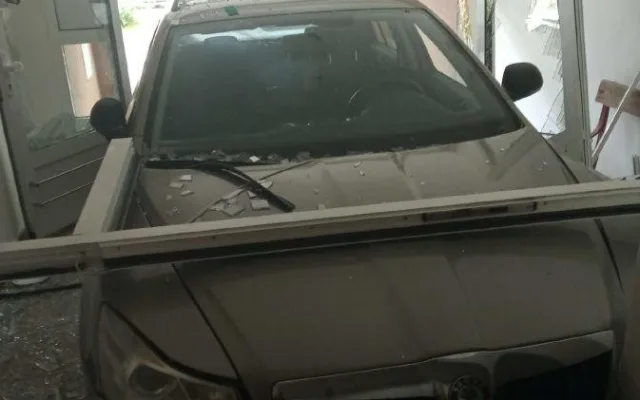 Muž jsem do vchodu panelového domu