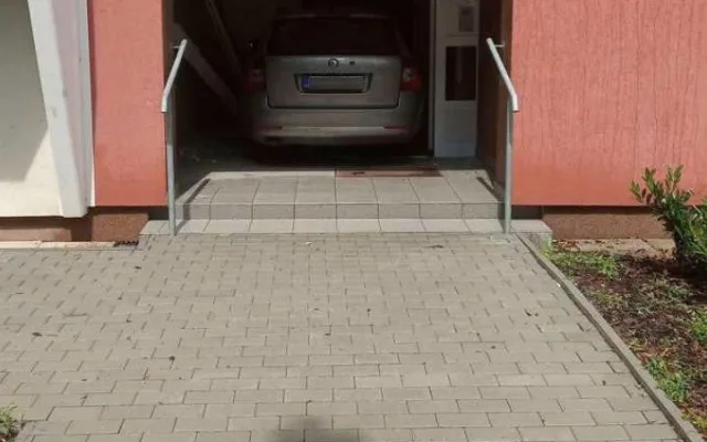 Muž vjel do vchodu panelového domu