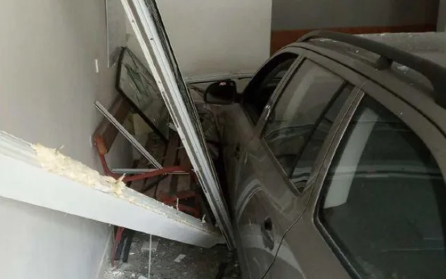 Muž vjel do vchodu panelového domu