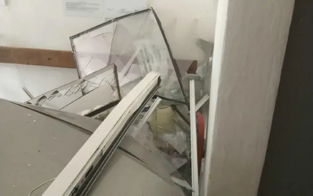 Muž vjel do vchodu panelového domu