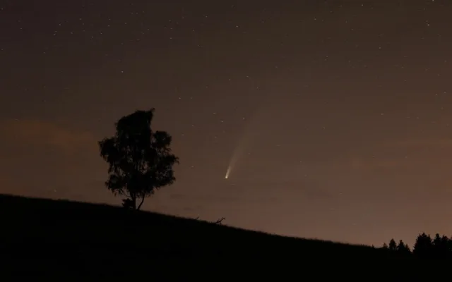 Poslední šance ulovit fotku! Kometa Neowise už se vzdaluje a vrátí se až za 7000 let