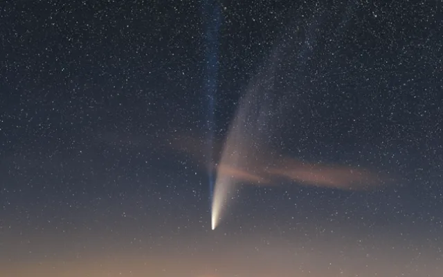 Tento snímek Petra Horálka, který kometu zachytil na Orlickoústecku, ocenila i NASA