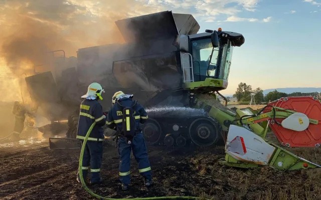 FOTO/AKTUÁLNĚ: Poblíž obce Bělkovice- Lašťany hořel kombajn, škoda je 5 milionů korun