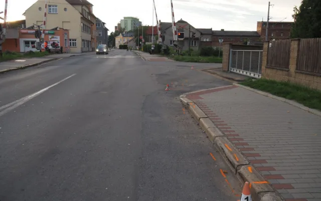 Sedmadvacetiletý motorkář bez řidičáku boural u železničního přejezdu. Do nemocnice odletěl vrtulníkem