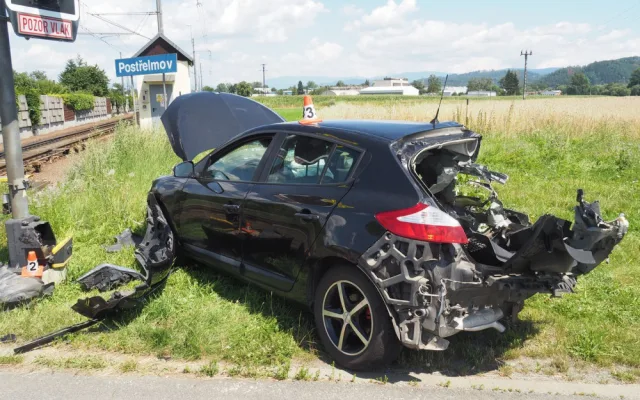 Na Šumpersku se střetl vak s osobním autem, řidič se zranil