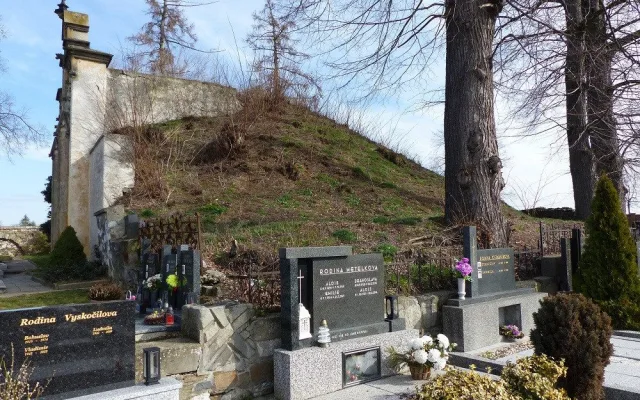 Šlechtická hrobka na hřbitově v Rokytnici z první poloviny 19. století se stala památkou