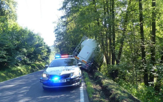 FOTO: Na silnicích se bouralo. Zranil se starší řidič, havarovala také cisterna