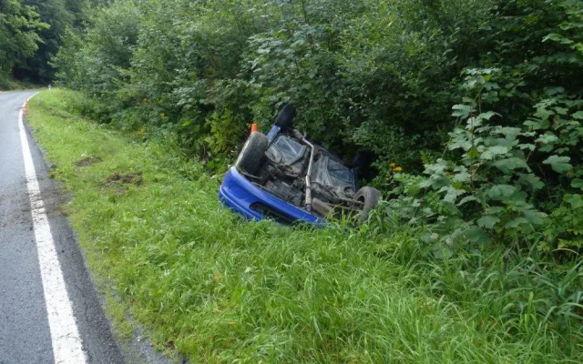 FOTO: Na silnicích se bouralo. Zranil se starší řidič, havarovala také cisterna