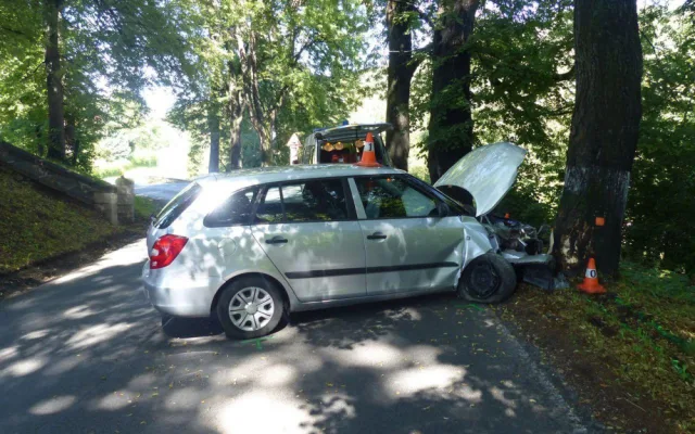 FOTO: Na silnicích se bouralo. Zranil se starší řidič, havarovala také cisterna