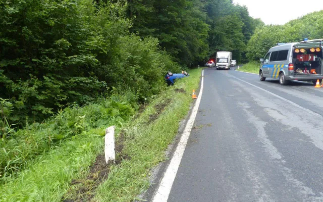 FOTO: Na silnicích se bouralo. Zranil se starší řidič, havarovala také cisterna