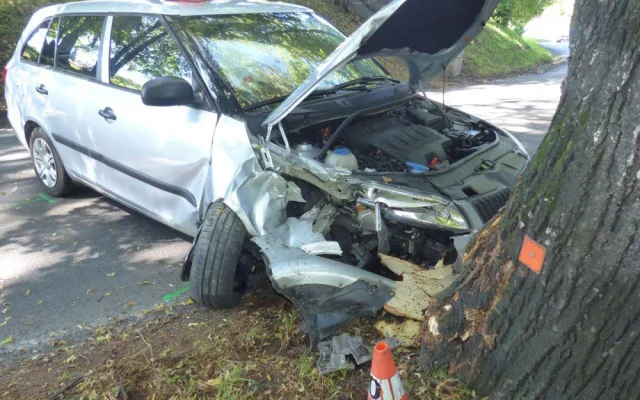FOTO: Na silnicích se bouralo. Zranil se starší řidič, havarovala také cisterna