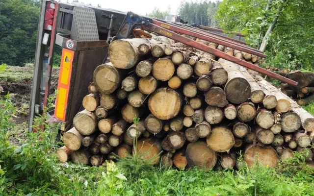 Pod naloženým kamionem se dřevem se utrhla krajnice. Škoda se vyšplhala k milionu korun