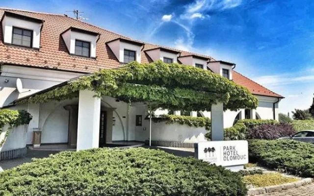 Romantický rybník a výhled na pasoucí se koně. Takový je olomoucký Park Hotel Prachárna
