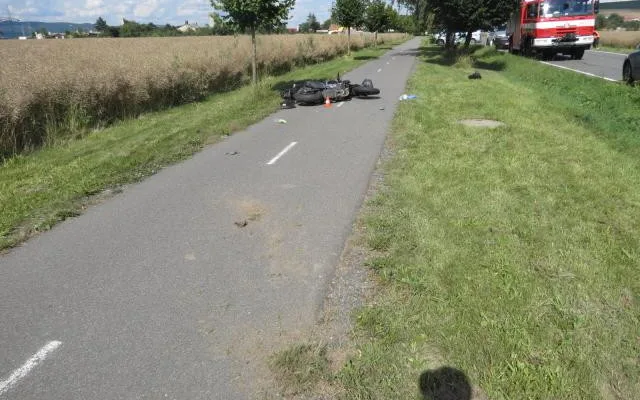 Policie hledá svědkyni, která dávala první pomoc na závažné dopravní nehodě