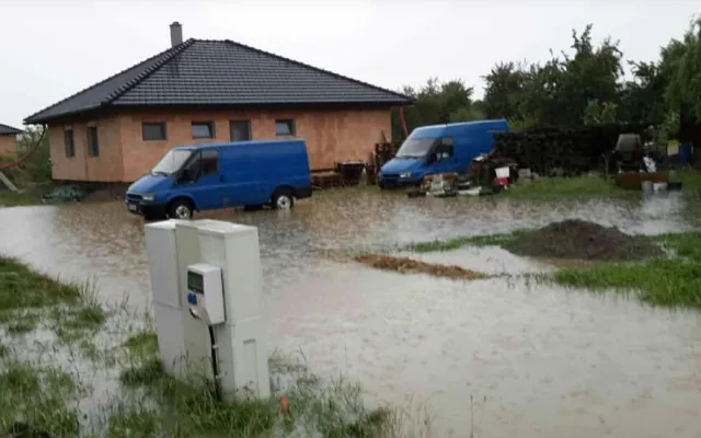 Českem se prohnaly silné bouřky. Hasiči evidují padesát výjezdů