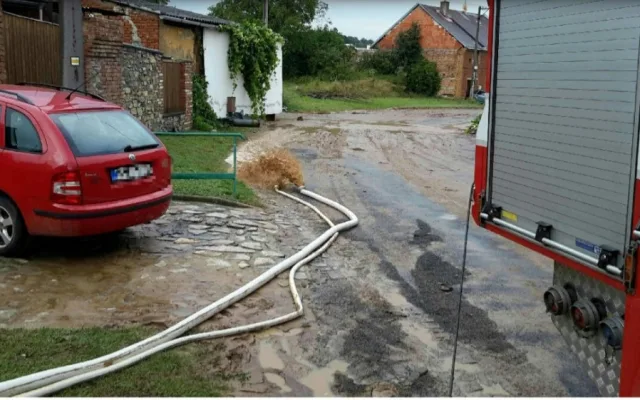 Českem se prohnaly silné bouřky. Hasiči evidují padesát výjezdů