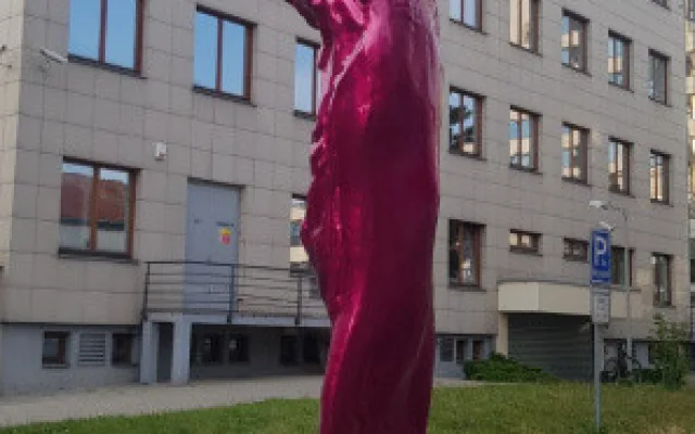 FOTO: Olomouc má nový sochařský přírůstek. Obří růžový jazyk znázorňuje chuť na sladké