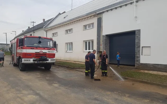 Páteční bouřka zaplavovala domy a sklepy. V Kokorách také poničila chmelnice za 20 milionů